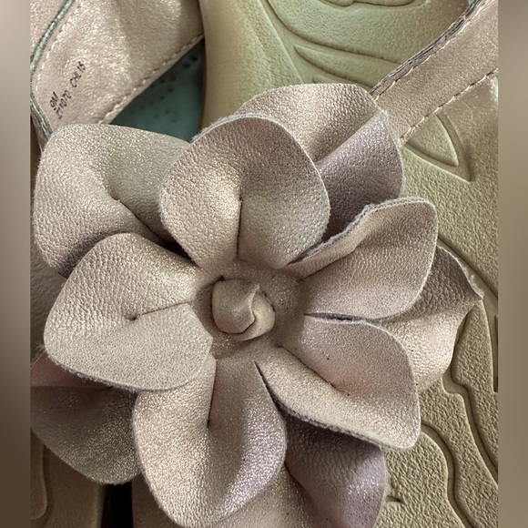 B.O.C sandals. Rose gold leather. Flexible sole, Sz 9. - Picture 3 of 4